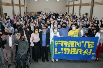 Um dia depois da aprovação da fusão do DEM com o PSL, que resultou na criação do União Brasil, prefeitos, vice-prefeitos, vereadores e representantes de diretórios municipais do Democratas do Rio Grande do Sul reuniram-se no Ritter Hotel para discutir o futuro. Puxada pelo ministro do Trabalho, Onyx Lorenzoni, a delegação do Rio Grande do Sul votou contra a fusão, mas foi ignorada. Na reunião, foi criada a primeira dissidência do novo partido.