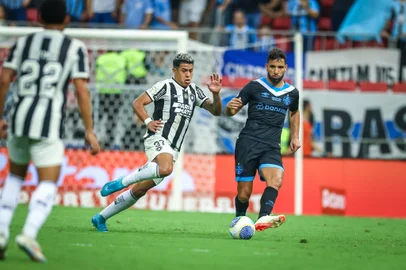 Gremio x BotafogoRS - FUTEBOL/CAMPEONATO BRASILEIRO 2024/GREMIO X BOTAFOGO  - ESPORTES - Lance da partida entre Gremio e Botafogo disputada na noite deste sabado, na Estadio Mane Garrincha, em Brasilia, em partida valida pela Campeonato Brasileiro 2024. FOTO: LUCAS UEBEL/GREMIO FBPAEditoria: SPOLocal: BrasiliaIndexador: Lucas UebelSecao: futebolFonte: Gremio.netFotógrafo: Gremio x Botafogo<!-- NICAID(15878584) -->