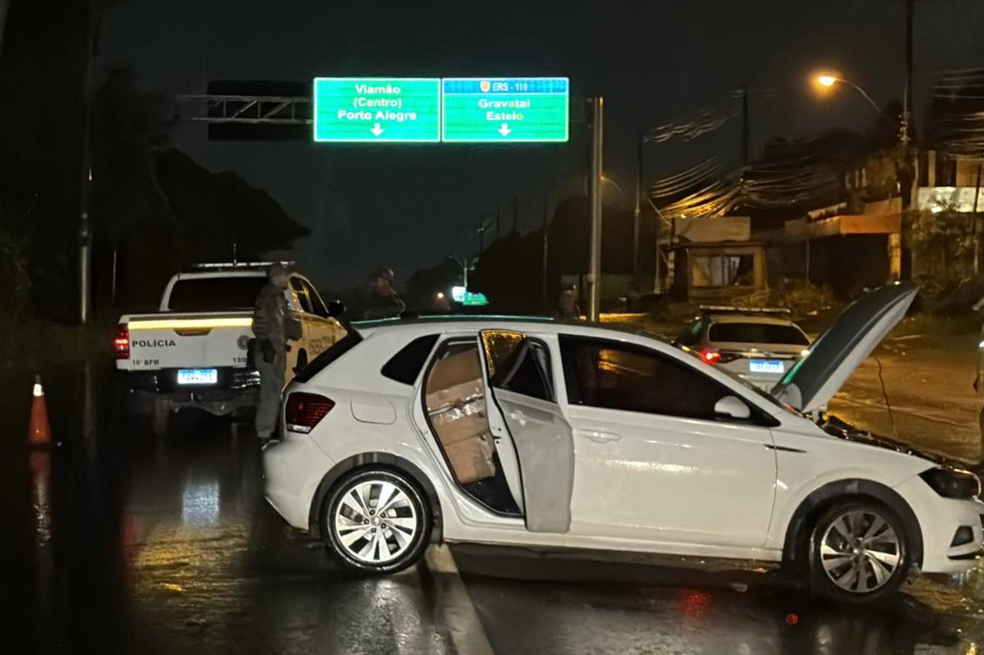 Jovem de 24 anos morre e mulher fica ferida em acidente na RS-040, em Viam&atilde;o