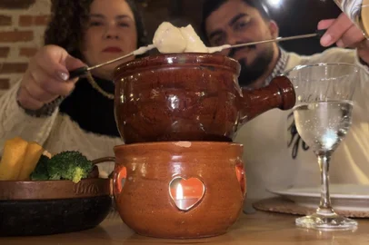 Ana Júlia Griguol / Agência RBS Gramado reúne história e romantismo na sequência de fondue que encanta os turistas. Combinação de queijo e vinho atravessou séculos e hoje é símbolo de aconchego na Região das Hortênsias. Tobias e Ingrid<!-- NICAID(16304772) -->