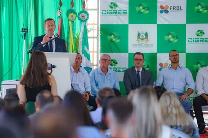 Ministério Público doa mais de 3 milhões em equipamentos e veículo para entidade que atua com gestão de resíduos sólidos<!-- NICAID(15372297) -->
