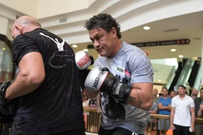 Popó x Bambam: rivais se provocam em treino antes da luta pelo Fight Music Show.<!-- NICAID(15687300) -->