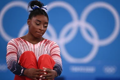 USA's Simone Biles waits ahead of the artistic gymnastics women's balance beam final of the Tokyo 2020 Olympic Games at Ariake Gymnastics Centre in Tokyo on August 3, 2021. (Photo by Lionel BONAVENTURE / AFP)<!-- NICAID(14856844) -->