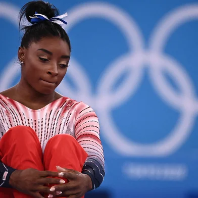 USA's Simone Biles waits ahead of the artistic gymnastics women's balance beam final of the Tokyo 2020 Olympic Games at Ariake Gymnastics Centre in Tokyo on August 3, 2021. (Photo by Lionel BONAVENTURE / AFP)<!-- NICAID(14856844) -->