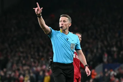 Referee Alejandro Hernandez Hernandez gestures during the UEFA Champions League league phase football match between Liverpool and PSV Eindhoven at Anfield in Liverpool, north west England on November 26, 2025. (Photo by Paul ELLIS / AFP)Editoria: SPOLocal: LiverpoolIndexador: PAUL ELLISSecao: soccerFonte: AFPFotógrafo: STF<!-- NICAID(16307485) -->