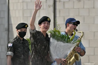 K-pop boy band BTS member Jin (C) waves after being discharged from his mandatory military service next to fellow BTS members RM (R) and Jimin (L) outside a military base in Yeoncheon on June 12, 2024. K-pop megastar Jin from BTS was discharged from his South Korean military service on June 12, AFP reporters saw, the first member of the band to complete the mandatory duty, freeing him up to fully resume musical activities. (Photo by Jung Yeon-je / AFP)Editoria: ACELocal: SeoulIndexador: JUNG YEON-JESecao: culture (general)Fonte: AFPFotógrafo: STF<!-- NICAID(15786965) -->