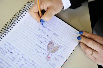 PORTO ALEGRE, RS, BRASIL, 26/05/14 - Mara Ivanilda Saraiva Cougo, de 41 anos, decidiu retornar a sala de aula e terminar os estudos. Ela é aluna da sétima séria do EJA da Escola Estadual Cândido Portinari.(Foto: LÍVIA STUMPF / DIÁRIO GAÚCHO)<!-- NICAID(10522288) -->