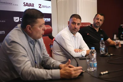 CAXIAS DO SUL, RS, BRASIL, 04/03/2026. Reapresentação Caxias e apresentação novo executivo, Farnei Coelho (de branco), no Estádio Centenário. (Ariéli Ziegler/Agência RBS)Indexador: Arieli Ziegler<!-- NICAID(16238250) -->
