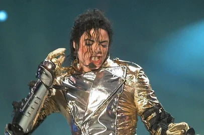 le chanteur américain Michael Jackson se produit sur scène, le 25 Juin au stade Gerland à Lyon, devant près de 25 000 personnes, lors d'un concert qui démarre sa tournée française intitulée "HIStory World TourII". (IMAGE NUMERIQUE) / AFP PHOTO / PASCAL GEORGEEditoria: ACELocal: LyonIndexador: PASCAL GEORGESecao: musicFonte: AFP<!-- NICAID(13606376) -->