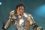 le chanteur américain Michael Jackson se produit sur scène, le 25 Juin au stade Gerland à Lyon, devant près de 25 000 personnes, lors d'un concert qui démarre sa tournée française intitulée "HIStory World TourII". (IMAGE NUMERIQUE) / AFP PHOTO / PASCAL GEORGEEditoria: ACELocal: LyonIndexador: PASCAL GEORGESecao: musicFonte: AFP<!-- NICAID(13606376) -->