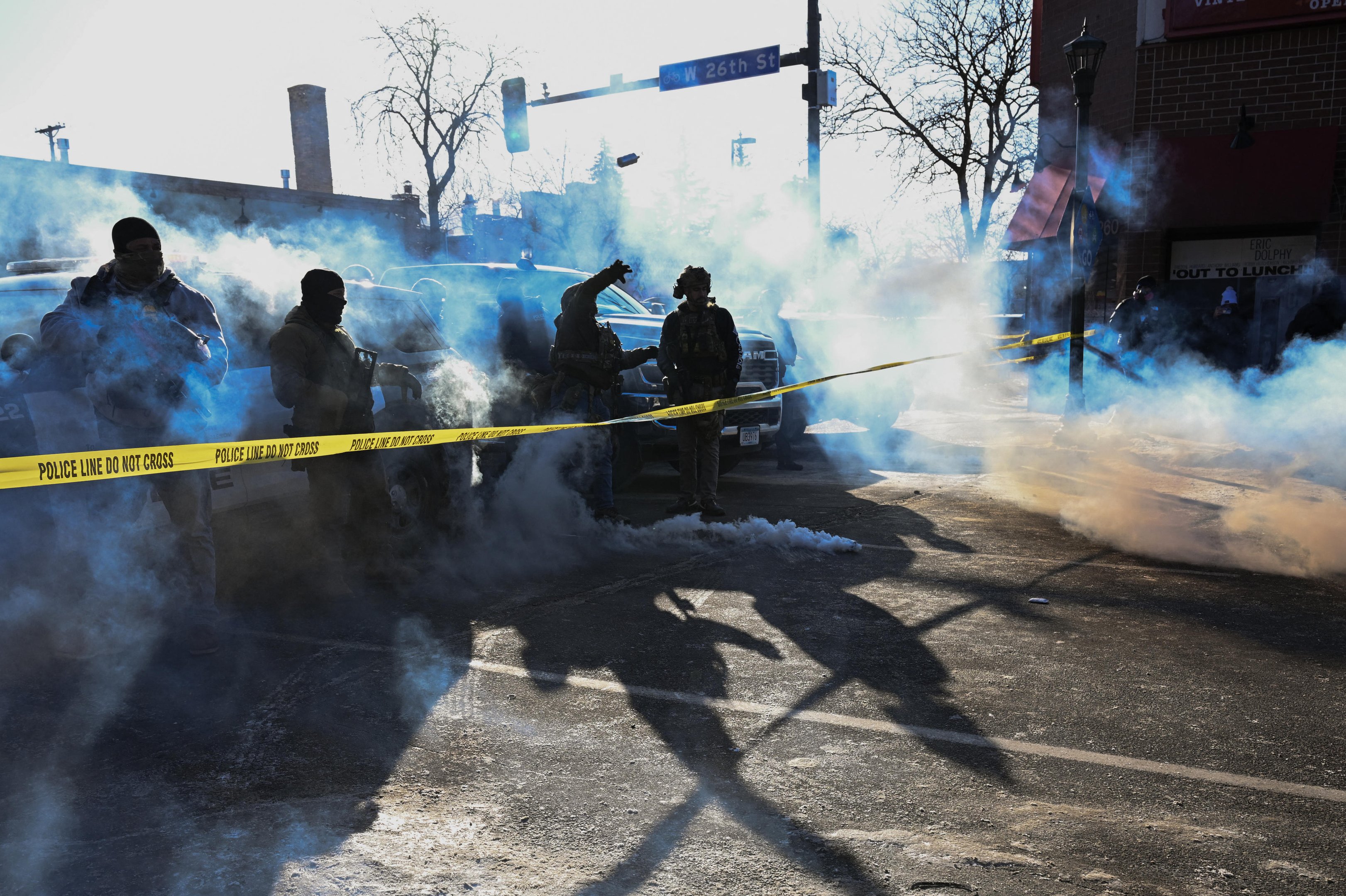Homem morto nos EUA segurava celular, e n&atilde;o arma, apontam v&iacute;deos analisados por jornal