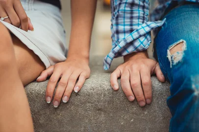 Casal com as mãos perto. Para matéria sobre primeiros encontros.<!-- NICAID(16078564) -->