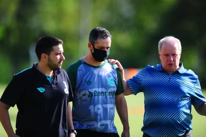 CAXIAS DO SUL, RS, BRASIL, 10/01/2021. Treino do Juventude - Reapresentação do Ju para a temporada 2021. Técnico Marquinhos Santos comandou o primeiro treino no CFAC. Na foto, técnico Marquinhos Santos (C) e Osvaldo Pioner (D),vice-presidente de Futebol. (Porthus Junior/Agência RBS)<!-- NICAID(14711648) -->