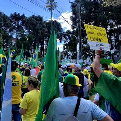 CAXIAS DO SUL, RS, BRASIL, 15/11/2022. Manifestantes continuam em frente ao Quartel em Caxias Do Sul neste feriado, 15 de novembro. (Neimar De Cesero/Agência RBS).<!-- NICAID(15265395) -->