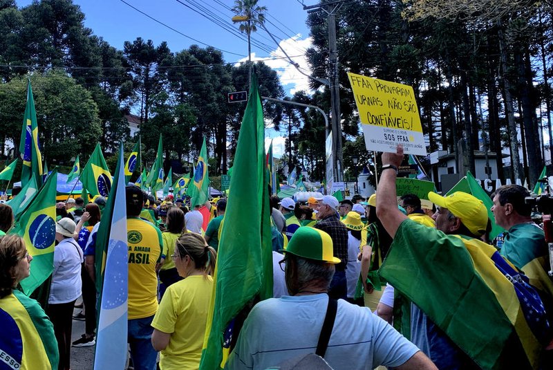 CAXIAS DO SUL, RS, BRASIL, 15/11/2022. Manifestantes continuam em frente ao Quartel em Caxias Do Sul neste feriado, 15 de novembro. (Neimar De Cesero/Agência RBS).<!-- NICAID(15265395) -->