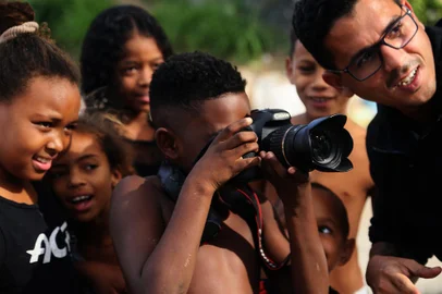 Registro de oficina realizada pelo fotógrafo Bruno Itan. Ele vem a Caxias nesta semana para uma residência artística e para promover ações e trocar ideias com o pessoal do projeto Mosaico na Quebrada.<!-- NICAID(15466002) -->