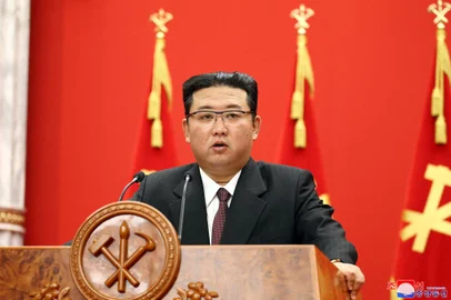 This picture taken on October 10, 2021 and released from North Korea's official Korean Central News Agency (KCNA) on October 11 shows North Korean leader Kim Jong Un giving a speech to mark the 76th anniversary of the Workers' Party of Korea in Pyongyang. (Photo by STR / KCNA VIA KNS / AFP) / South Korea OUT / ---EDITORS NOTE--- RESTRICTED TO EDITORIAL USE - MANDATORY CREDIT "AFP PHOTO/KCNA VIA KNS" - NO MARKETING NO ADVERTISING CAMPAIGNS - DISTRIBUTED AS A SERVICE TO CLIENTS / THIS PICTURE WAS MADE AVAILABLE BY A THIRD PARTY. AFP CAN NOT INDEPENDENTLY VERIFY THE AUTHENTICITY, LOCATION, DATE AND CONTENT OF THIS IMAGE --- / Editoria: POLLocal: PyongyangIndexador: STRSecao: politics (general)Fonte: KCNA VIA KNSFotógrafo: STR<!-- NICAID(14916953) -->