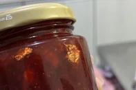 Apostando na sofisticação com um toque artesanal, a agroindústria familiar RV Morangos criou geleias que misturam sabores inusitados e ingredientes luxuosos, como morango com espumante e folha de ouro comestível.<!-- NICAID(16110168) -->
