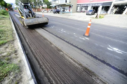 PORTO ALEGRE,RS,BRASIL.2021,04,13.Inicio das obras de asfaltamento da AV.Juca Batista.(RONALDO BERNARDI/AGENCIA RBS).<!-- NICAID(14756427) -->