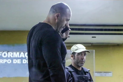 DEPUTADO DANIEL SILVEIRA FAZ EXAME DE CORPO DE DELITO NO IML PRISÃO PELO STFRJ - DEPUTADO-DANIEL-SILVEIRA-FAZ-EXAME-CORPO-DELITO-IML-PRISÃO-PELO - GERAL - Deputado federal Daniel Silveira (PSL) chega ao IML do Rio de Janeiro (RJ) nesta quarta-feira (17) para fazer exame de corpo de delito. O ministro do STF Alexandre de Moraes expediu uma ordem de prisão em flagrante contra o deputado depois que ele divulgou um vídeo no qual faz ameaças e ataques a ministros da corte. 17/02/2021 - Foto: BETINHO CASAS NOVAS/FUTURA PRESS/FUTURA PRESS/ESTADÃO CONTEÚDOEditoria: GERALLocal: RIO DE JANEIROIndexador: BETINHO CASAS NOVASFotógrafo: FUTURA PRESS<!-- NICAID(14716579) -->
