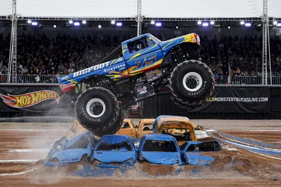 PORTO ALEGRE, RS, BRASIL, 08-08-2026: Caminhões monstro com temática Hot Wheels durante a estreia do espetáculo Hot Wheels Monster Trucks Live, no Jockey Club do Rio Grande do Sul. A turnê internacional, que dá escala gigante a modelos clássicos da marca, faz apresentações em Porto Alegre até este domingo (9) e marca o início da turnê oficial do evento no Brasil. Foto: Mateus Bruxel/Grupo RBSIndexador: MATEUS BRUXEL<!-- NICAID(16342913) -->