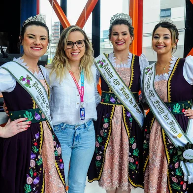 CAXIAS DO SUL, RS, BRASIL, 22/01/2024. Vista das soberanas da 49° Festa do Figo, de Nova Petrópolis, na sede do Grupo RBS na Serra Gaúcha. Na foto, A rainha Rainha Francieli Tais Herrmann (C) e as princesas Jamille Albarello Pohlmann (D) e Adriele Artmann Cruz (E), junto com a comunicadora da Atlântida, Daniela Fanti. (Neimar De Cesero/Agência RBS)<!-- NICAID(15656869) -->