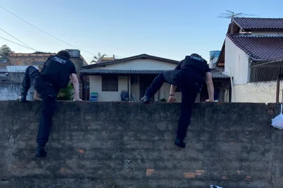 Polícia faz operação contra quadrilha que causou prejuízo de R$ 400 mil ao Banrisul usando documentos falsos para abrir contas e desviar benefícios previdenciários<!-- NICAID(15399375) -->