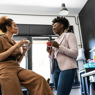 Duas mulheres fofocando na cozinha<!-- NICAID(15994882) -->