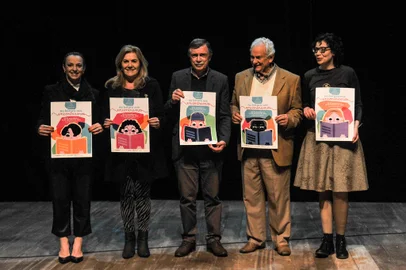 CAXIAS DO SUL, RS, BRASIL, 04/09/2023. Ocorreu hoje pela manhã, no Teatro Municipal Pedro Parenti, a solenidade de lançamento da 39a Feira do Livro de Caxias do Sul. O evento será de 29 de setembro a 15 de outubro, na Praça Dante Alighieri, com o tema "Na Leitura nos Encontramos". (Neimar De Cesero/Agência RBS)Indexador: NEIMAR DE CESERO<!-- NICAID(15530864) -->
