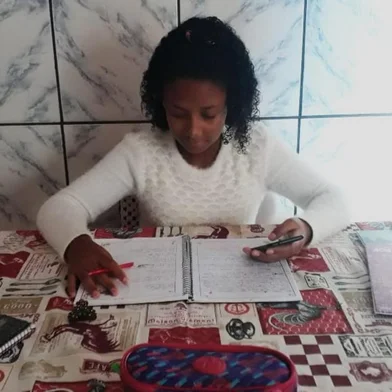 Uma das estudantes contempladas pela campanha de arrecadação foi Kamilly Dutra, de 11 anos. Estudante do 6º ano e moradora de Parada Cristal, em Ana Rech, antes ela precisava dividir o único celular com o irmão Pablo, 13, que atualmente cursa o 8º ano. Kamilly recebeu o equipamento no final de agosto do ano passado.<!-- NICAID(14747422) -->