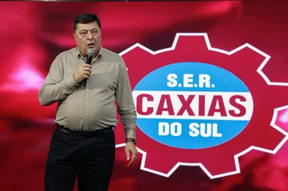 Presidente Roberto de Vargas discursa no jantar de aniversário do Caxias no Salão Paroquial do bairro Santa Catarina.<!-- NICAID(16272797) -->