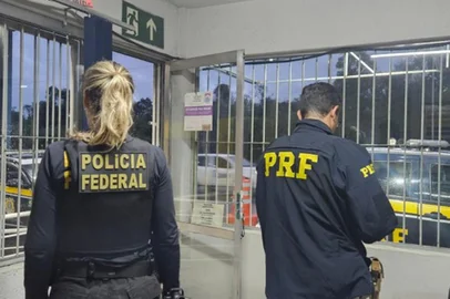 Porto Alegre/RS. Nesta terça-feira (9/9), a Polícia Federal deflagrou a Operação Desvio de Rota, em decorrência de investigação sobre o suposto pagamento de propina a dois policiais rodoviários federais lotados no Rio Grande do Sul. A ação contou com o apoio da Corregedoria da Polícia Rodoviária Federal do Rio Grande do Sul e da Corregedoria-Geral do DETRAN/RS.<!-- NICAID(16120159) -->