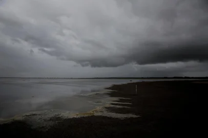 Tavares, RS, Brasil, 11-03-2022: Chegada de frente fria com chuva e vento sul levam água para a Lagoa do Peixe, que sofre com o período de seca. (Foto: Mateus Bruxel / Agência RBS)Indexador: Mateus Bruxel<!-- NICAID(15039016) -->