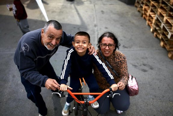 PORTO ALEGRE, RS, BRASIL - 2024.05.13-  Após ter a casa alagada por enchente, menino ganha bicicleta de aniversário em abrigo da Capital.(Foto: Renan Mattos/ Agência RBS)Indexador: Renan Mattos<!-- NICAID(15762859) -->