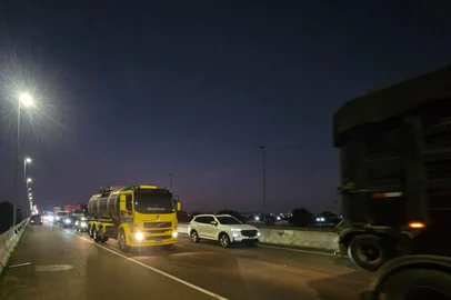 PORTO ALEGRE, RS, BRASIL - 17/04/2025 - Trânsito na ponte nova do Guaíba rumo ao Interior na saída do feriadão de Páscoa<!-- NICAID(16019523) -->