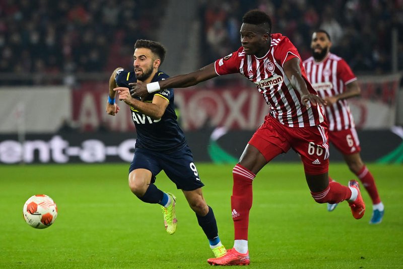 Fenerbahce's Uruguayan forward Diego Rossi (L) is challenged by Olympiacos' Senegalese defender Pape Abou Cisse during the UEFA Europa League group D football match between Olympiacos FC and Fenerbahce SK at the Karaiskakis Stadium in Piraeus, near Athens on November 25, 2021. (Photo by ARIS MESSINIS / AFP)Editoria: SPOLocal: PiraeusIndexador: ARIS MESSINISSecao: soccerFonte: AFPFotógrafo: STF<!-- NICAID(15022147) -->