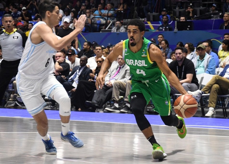 Brasil vence a Argentina e conquista a Copa América de basquete após 16 ...