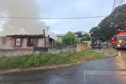 ***EM BAIXA***Incêndio destrói residência no Morro Santa Tereza. Foto: Leandro Rodrigues / Agencia RBS<!-- NICAID(15412212) -->