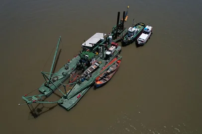 Uma das sete dragas que opera na limpeza de hidrovias nas bacias do Guaíba e da Lagoa dos Patos. Foto: Porto RS / Divulgação<!-- NICAID(16104999) -->
