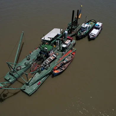 Uma das sete dragas que opera na limpeza de hidrovias nas bacias do Guaíba e da Lagoa dos Patos. Foto: Porto RS / Divulgação<!-- NICAID(16104999) -->