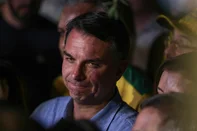 Flávio Bolsonaro (PL) fala com jornalistas após liderar primeiro turno das eleições.<!-- NICAID(16380746) -->