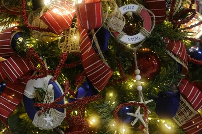 PORTO ALEGRE, RS, BRASIL, 23-10-2025: Decoração de Natal com temática de praia à venda na loja Casa das Cestas, no bairro Navegantes. Árvores de Natal e Papai Noeis de diversos tipos estão disponíveis na loja desde a metade de setembro. Foto: Mateus Bruxel/Agência RBSIndexador: MATEUS BRUXEL<!-- NICAID(16152405) -->