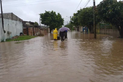 As chuvas intensas que têm atingido o Rio Grande do Sul nos últimos dias já tirou pessoas de casa em Alvorada, na Região Metropolitana. Segundo a Defesa Civil, pelo menos 20 famílias precisaram sair de suas residências na tarde desta quarta-feira em função do aumento do nível do Arroio Feijó. Todas estão abrigadas em casas de parentes.<!-- NICAID(15539958) -->