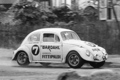 12 Horas de Porto Alegre. Em dezembro de 1968 foram disputadas no circuito Cavalhada-Vila Nova, nas ruas de Porto Alegre. Piloto Emerson Fittipaldi correu com um Volkswagem 1600 (Fusca n. 7).Fotógrafo: BD ZHData Evento: 22/12/1968#Envelope:54253#Pasta: 536548* Crédito: deve-se ser colocado como BD ZH, já que este envelope contém vários fotógrafos como autores, não dá para saber quem é quem bateu. <!-- NICAID(15687734) -->