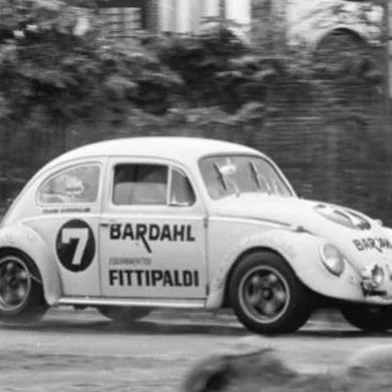 12 Horas de Porto Alegre. Em dezembro de 1968 foram disputadas no circuito Cavalhada-Vila Nova, nas ruas de Porto Alegre. Piloto Emerson Fittipaldi correu com um Volkswagem 1600 (Fusca n. 7).Fotógrafo: BD ZHData Evento: 22/12/1968#Envelope:54253#Pasta: 536548* Crédito: deve-se ser colocado como BD ZH, já que este envelope contém vários fotógrafos como autores, não dá para saber quem é quem bateu. <!-- NICAID(15687734) -->