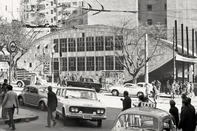 - Fachada do "Mata-Borrão", pavilhão/edificação de exposições localizado na esquina da Av. Borges de Medeiros, com a rua Andrade Neves, alguns dias antes da demolição.--" Mata-Borrão morre porém fica a famaO Mata-Borrão, tradicional casa de exposições do centro de Porto Alegre, cederá seu lugar a um moderno edifício de 16 pavimentos que abrigará a administração da Caixa Econômica Estadual. Ontem, o Mata-Borrão recebeu os seus últimos visitantes ilustres. Às 11h35min, o presidente da Caixa Econômica Estadual, Synval Guazzelli, anunciou ao governador Peracchi Barcellos, ao secretário da Fazenda, João Tamer, e aos deputados estaduais Ariosto Jaeger e Alfredo Hoffmeister a construção da nova sede, que será iniciada ainda neste mês." (Zero Hora, 21/08/1969).-#ENVELOPE: 59169-OBS CDI: fotógrafo identificado apenas como "Renato" no envelope original de negativos do acervo de Zero Hora.-<!-- NICAID(16307831) -->
