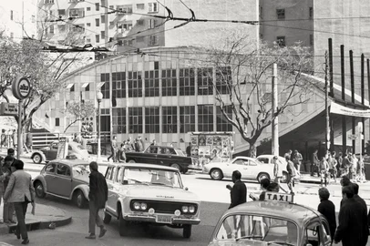 - Fachada do "Mata-Borrão", pavilhão/edificação de exposições localizado na esquina da Av. Borges de Medeiros, com a rua Andrade Neves, alguns dias antes da demolição.--" Mata-Borrão morre porém fica a famaO Mata-Borrão, tradicional casa de exposições do centro de Porto Alegre, cederá seu lugar a um moderno edifício de 16 pavimentos que abrigará a administração da Caixa Econômica Estadual. Ontem, o Mata-Borrão recebeu os seus últimos visitantes ilustres. Às 11h35min, o presidente da Caixa Econômica Estadual, Synval Guazzelli, anunciou ao governador Peracchi Barcellos, ao secretário da Fazenda, João Tamer, e aos deputados estaduais Ariosto Jaeger e Alfredo Hoffmeister a construção da nova sede, que será iniciada ainda neste mês." (Zero Hora, 21/08/1969).-#ENVELOPE: 59169-OBS CDI: fotógrafo identificado apenas como "Renato" no envelope original de negativos do acervo de Zero Hora.-<!-- NICAID(16307831) -->