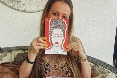 Geneviève Faé lança seu primeiro livro "Ponha-se no seu lugar".<!-- NICAID(15280969) -->