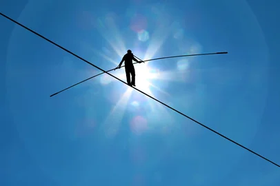 mbolina / stock.adobe.com Tightrope walker balancing on the rope concept of risk taking and challengeIndexador: Marina BolowFonte: 93516378Fotógrafo: Photographer/ Illustrator<!-- NICAID(16169086) -->