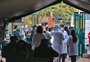 Início da vacinação dos professores da rede estadual tem filas, mas atendimento é rápido em postos de Porto Alegre